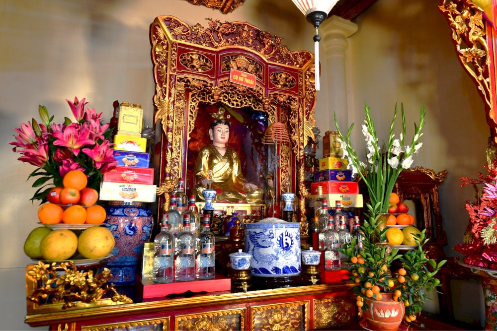 Ban thờ tại Nhà Mẫu